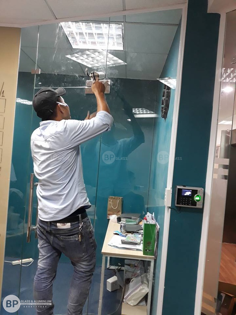 Thi công vách kính văn phòng em Lan Nguyễn Đình Chiểu, HCM